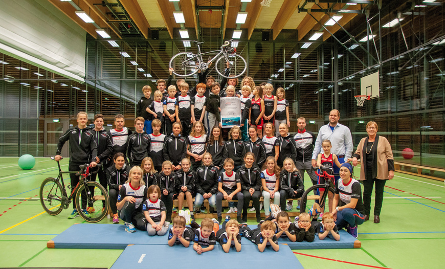 Die Abteilung Triathlon bei der Spendenübergabe der Firma Ölcheck aus Brannenburg Die Abteilung Triathlon bei der Spendenübergabe der Firma Ölcheck aus Brannenburg